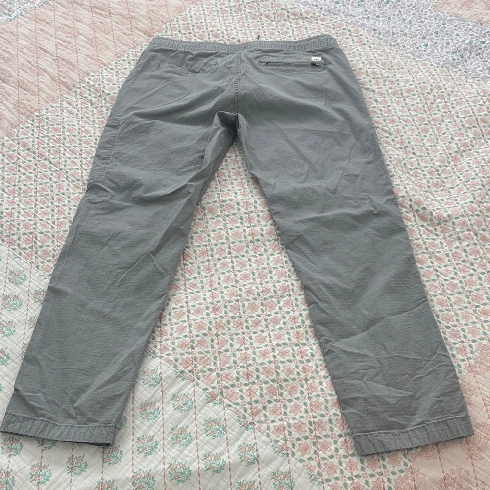 Vuori Women's ripstop pants in Gray - Picture 2 of 4